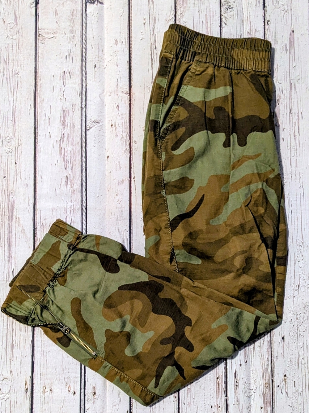 Levi's Cropped Camo Jogger Pants